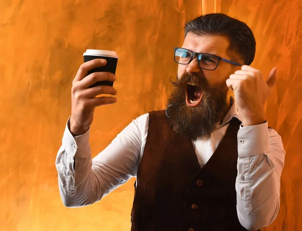 Barbudo hombre, brutal caucásico hipster con bigote celebración taza de café —  Fotos de Stock