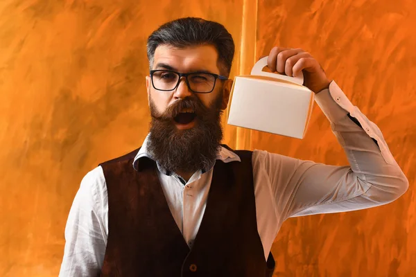 Skäggig man, brutal kaukasisk hipster med mustasch och lunchlåda — Stockfoto