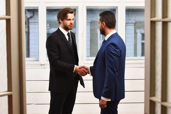 Két üzlettárs kezet fog egymással. — Stock Fotó