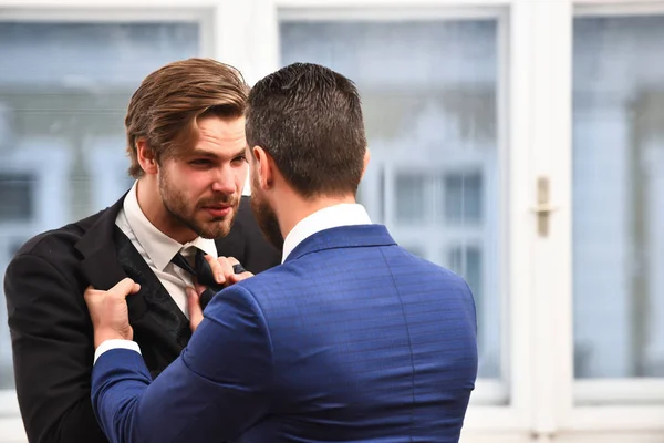 Conflit. Les hommes d'affaires se battent au bureau — Photo