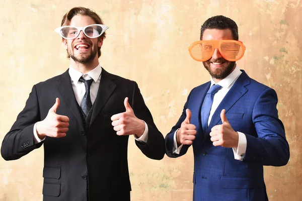 Homens de negócios em ternos e óculos engraçados celebrando conclusão negócio — Fotografia de Stock