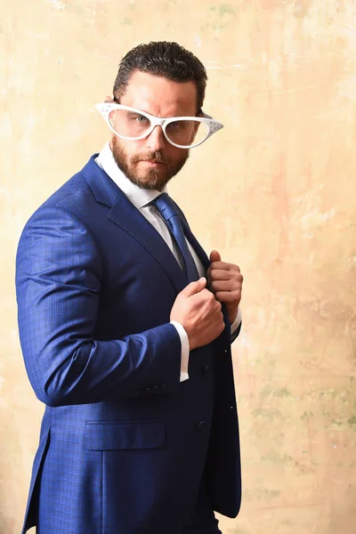 Empresário em terno azul elegante posando com óculos brancos retro — Fotografia de Stock