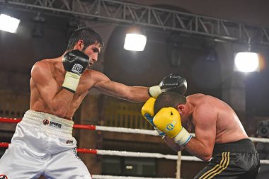 boksörler sıralaması için kavga sırasında halka