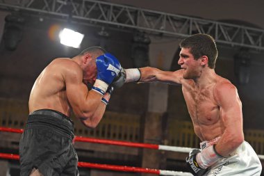 boksörler sıralaması için kavga sırasında halka