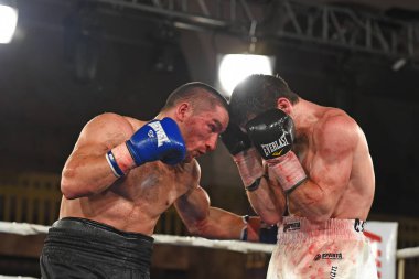 boksörler sıralaması için kavga sırasında halka