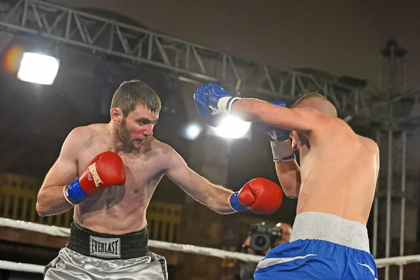 Boxeadores en el ring durante la lucha por los puntos de clasificación —  Fotos de Stock