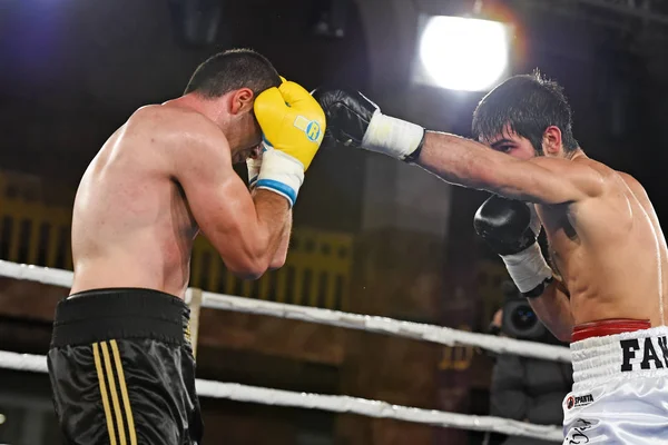 Boxers no ringue durante a luta por pontos de classificação — Fotografia de Stock