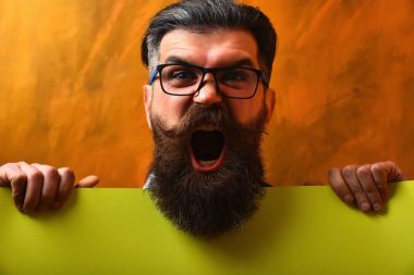 Sakallı adam, gözlüklü vahşi beyaz hippi.