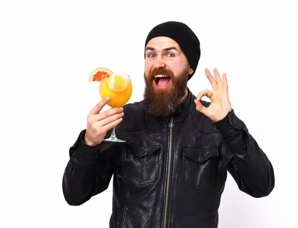 Brutale blanke hipster met alcoholische drank of verse cocktail — Stockfoto