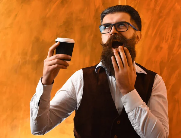 Homem barbudo, brutal hipster caucasiano com bigode segurando xícara de café — Fotografia de Stock