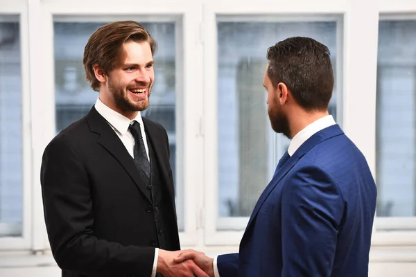 Socios comerciales. Dos hombres de negocios sonriendo y dándose la mano — Foto de Stock