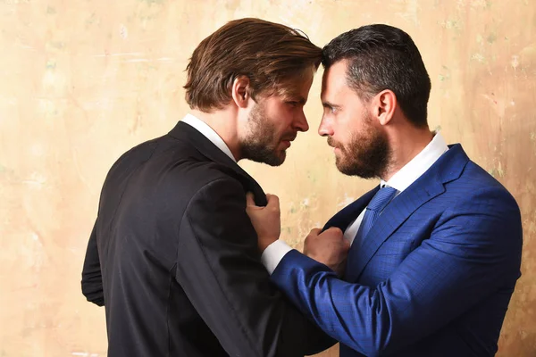 Üzleti konfliktus helyzet. A partnerek egymás között vitatkoznak. — Stock Fotó