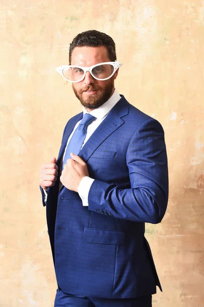 Festa corporativa de negócios, homem barbudo bonito com óculos brancos retro — Fotografia de Stock