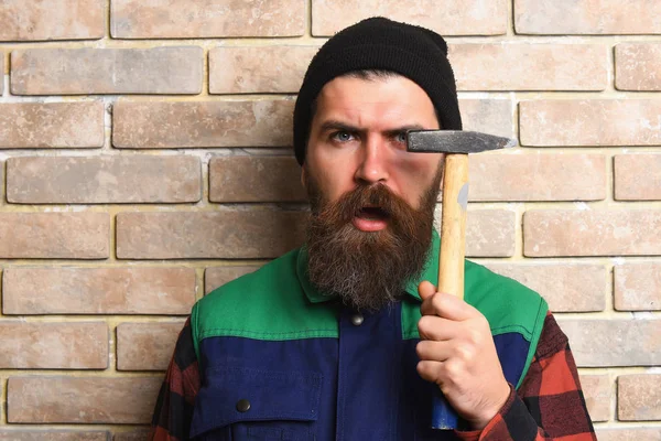 留胡子的人男子手持铁锤严肃的面孔 — 图库照片