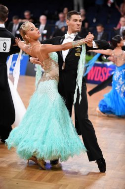 Alman Açık Şampiyonası 'nda Grand Slam Standart sırasında dans eden kimliği belirsiz bir çift.