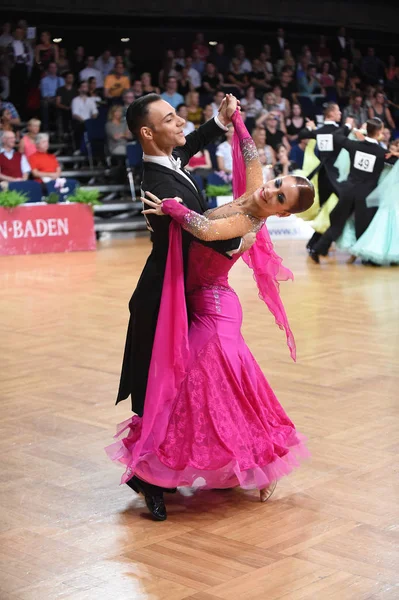 Una pareja de baile no identificada en una pose de baile durante el Grand Slam Standart en el Campeonato Abierto de Alemania — Foto de Stock