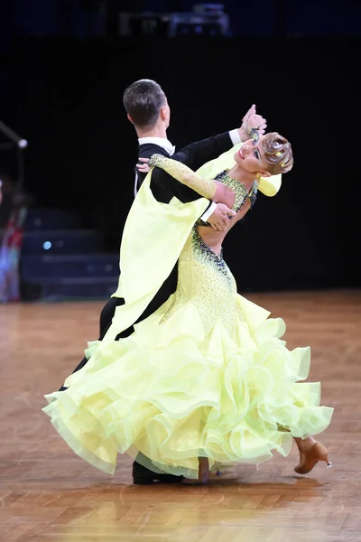 An unidentified dance couple in a dance pose during Grand Slam Standart at German Open Championship — Stock Photo, Image