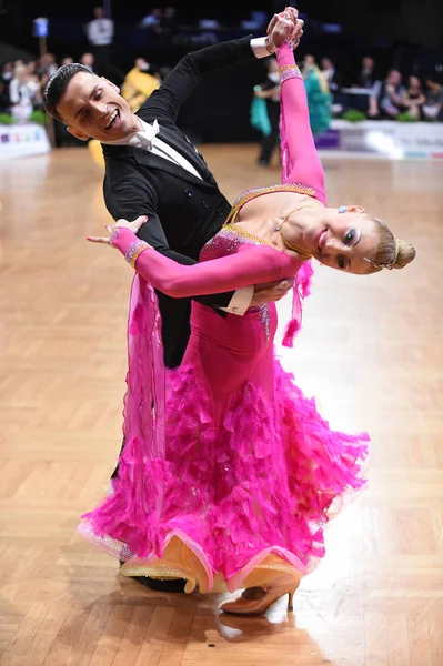 Una pareja de baile no identificada en una pose de baile durante el Grand Slam Standart en el Campeonato Abierto de Alemania — Foto de Stock