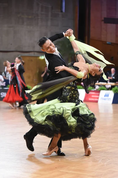 Een onbekend danspaar in een danspost tijdens Grand Slam Standart op het Duitse Open Kampioenschap — Stockfoto