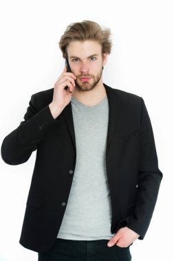 hareket eden telefon aygıt kullanarak resmi ceket ile genç sakallı adam