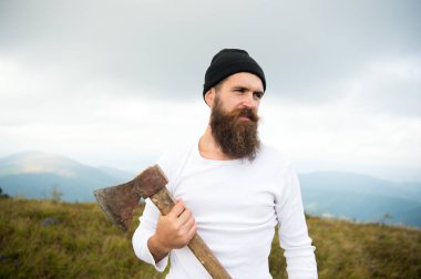 Sakallı bulutlu gökyüzü ile dağda balta tutar