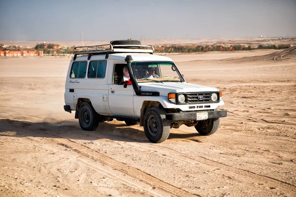 Weißes Toyota-Auto fährt in der Wüste von Hurghada, Ägypten — Stockfoto