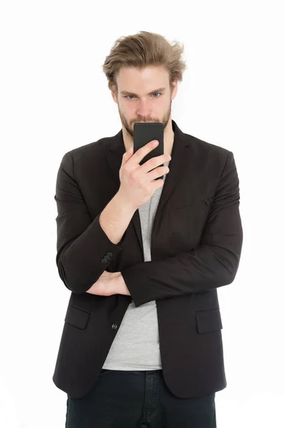 Jovem barbudo homem com casaco formal usando dispositivo de telefone móvel — Fotografia de Stock