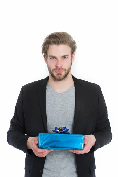 Hombre de negocios sosteniendo caja de regalo azul — Foto de Stock