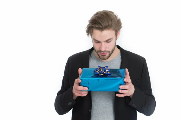 Hombre con estilo con caja de regalo o regalo para Navidad — Foto de Stock