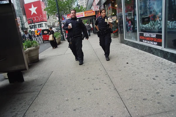 Dois policiais americanos patrulhando em Nova York, EUA — Fotografia de Stock