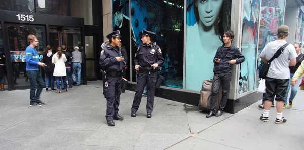 Två amerikanska poliser som patrullerar staden street i new york, usa — Stockfoto