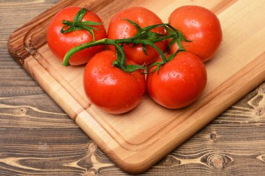 Gemide asma üzerinde kahverengi vintage ahşap arka plan domates