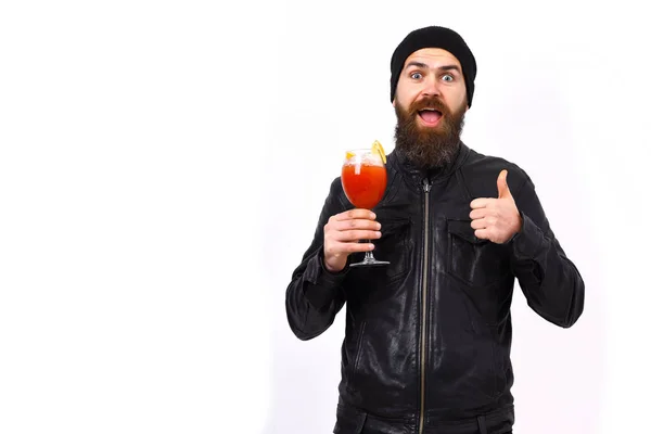 Brutale blanke hipster met alcoholische drank of verse cocktail — Stockfoto