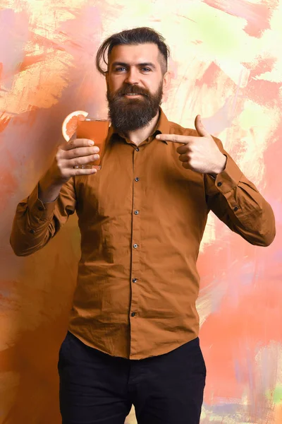 Βίαιος καυκάσιος hipster που κατέχει τροπικό αλκοολούχο φρέσκο κοκτέιλ — Φωτογραφία Αρχείου