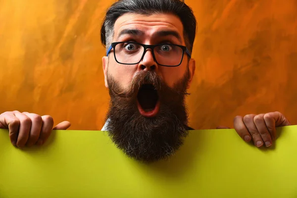 Бородатый мужчина, жестокий кавказский хипстер с усами в очках — стоковое фото