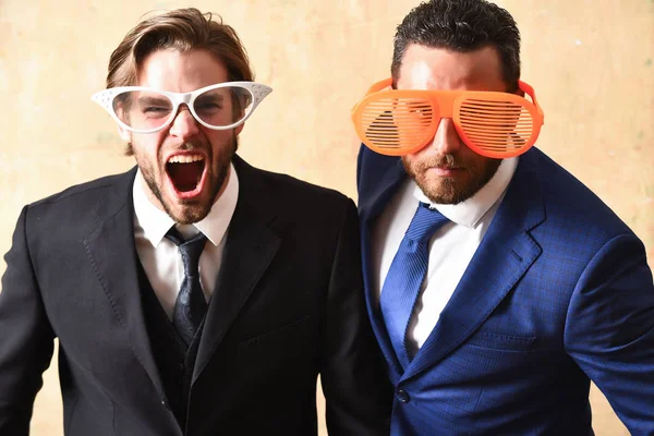 Concepto de fiesta de oficina. guapos hombres de negocios barbudos con gafas divertidas — Foto de Stock