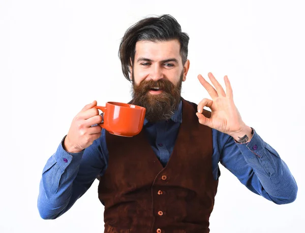 Uomo barbuto in possesso di tazza con caffè, tè con viso felice — Foto Stock