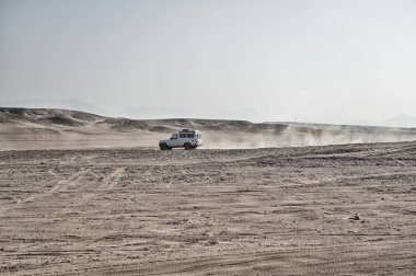 Beyaz safari jeep arabada kumul