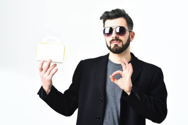 Sakallı, beyaz, bıyıklı ve yemek kutulu bir hippi.