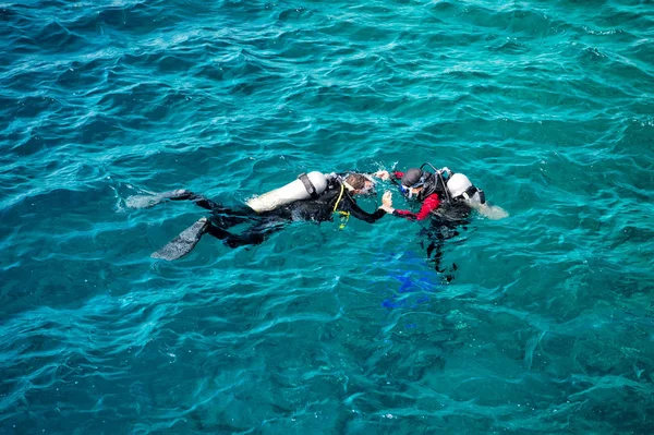 Unterwasser, Schnorcheltaucher in Neoprenanzügen schwimmen im Meer — Stockfoto