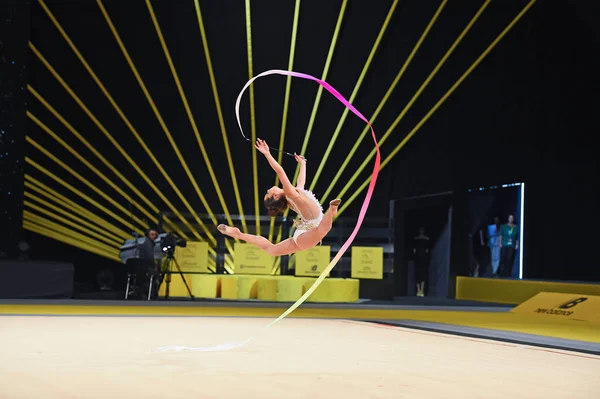 Gymnast εκτελεί ρυθμικής γυμναστικής διαγωνισμό — Φωτογραφία Αρχείου