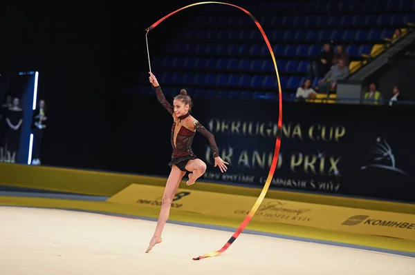 Gymnast εκτελεί ρυθμικής γυμναστικής διαγωνισμό — Φωτογραφία Αρχείου