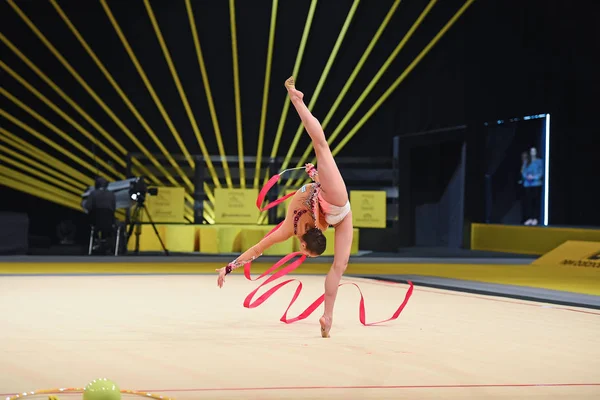 Turnerin tritt bei Wettkampf der Rhythmischen Sportgymnastik auf — Stockfoto