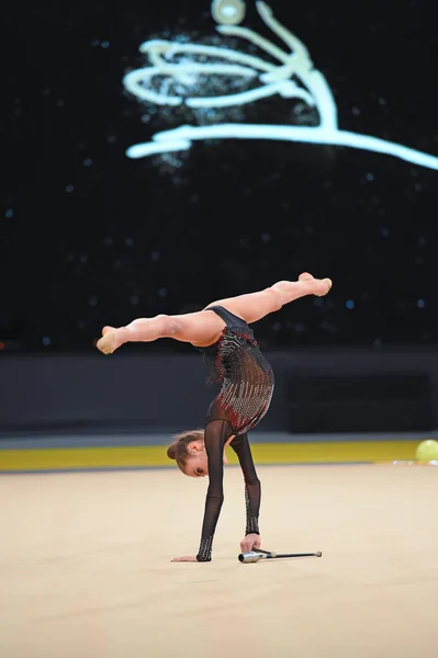Gymnast perform at rhythmic gymnastics competition — Stock Photo, Image