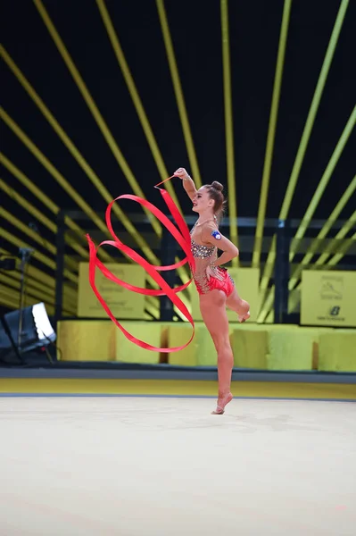 Turnerin tritt bei Wettkampf der Rhythmischen Sportgymnastik auf — Stockfoto