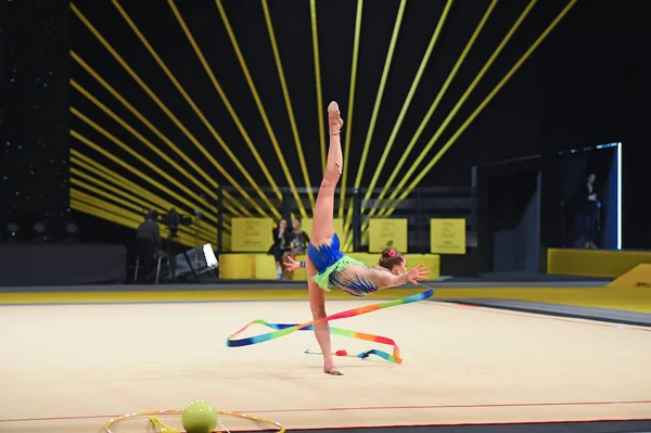 Gymnast εκτελεί ρυθμικής γυμναστικής διαγωνισμό — Φωτογραφία Αρχείου