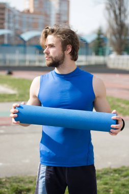 kas vücut, sakal yoga ya da fitness mat tutan adamla