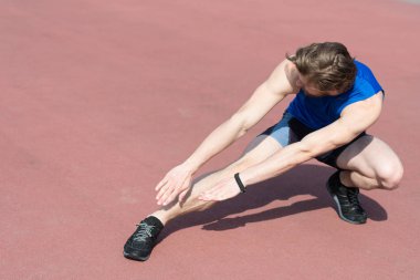 kas vücut üzerinde koşu parkuru germe ile atletik adam sakallı