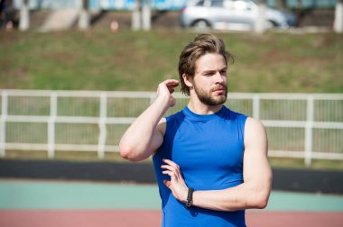 adam spor giyim, spor moda şık saçlı