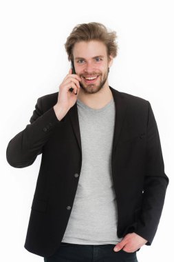 hareket eden telefon aygıt kullanarak resmi ceket ile genç sakallı adam